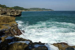 Daftar Pantai dengan Ombak Besar di Tulungagung