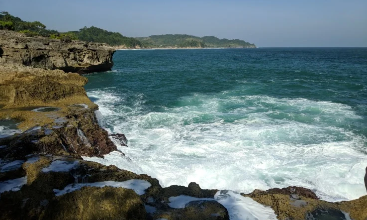 Daftar Pantai dengan Ombak Besar di Tulungagung